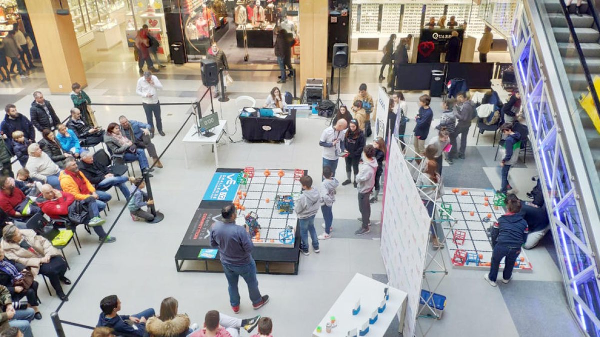 Uns 50 joves participen en la Vex IQ Challenge