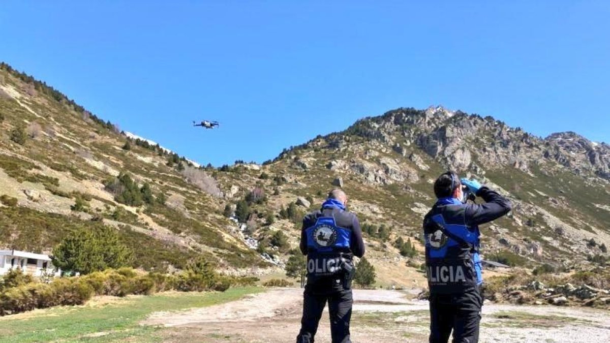 Multades 20 persones que feien una festa en un garatge