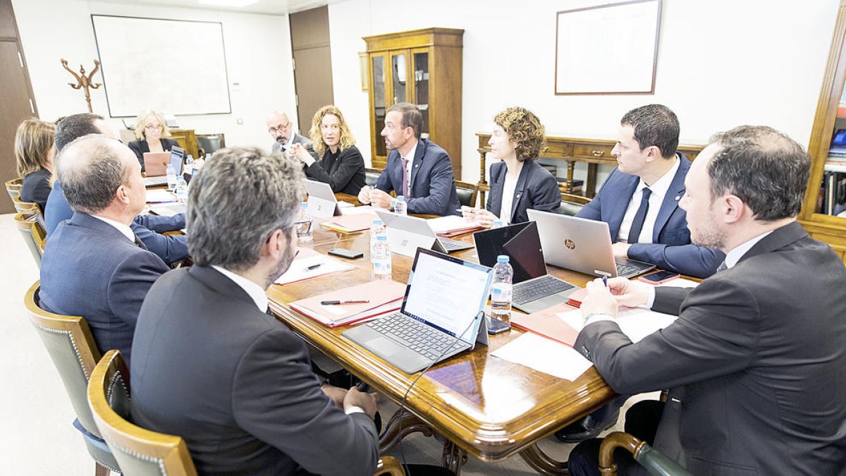 Els càrrecs públics es rebaixaran el salari