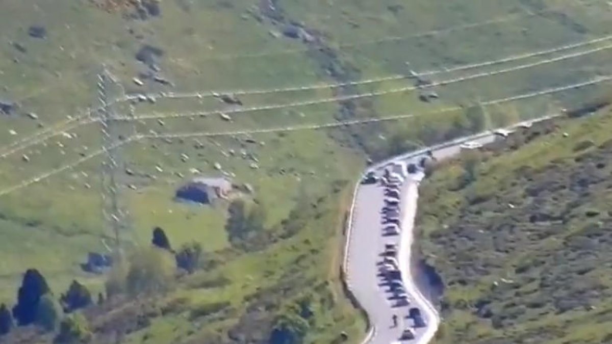 Allau de turistes al Pas de la Casa des de primera hora del matí