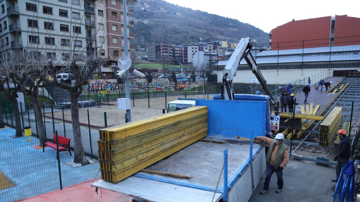 El comú retira l'estructura metàl·lica del Prat Gran