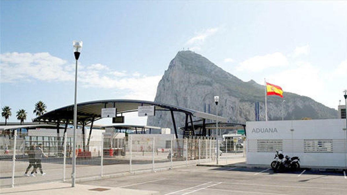 Espanya aixeca les restriccions a la frontera amb Gibraltar