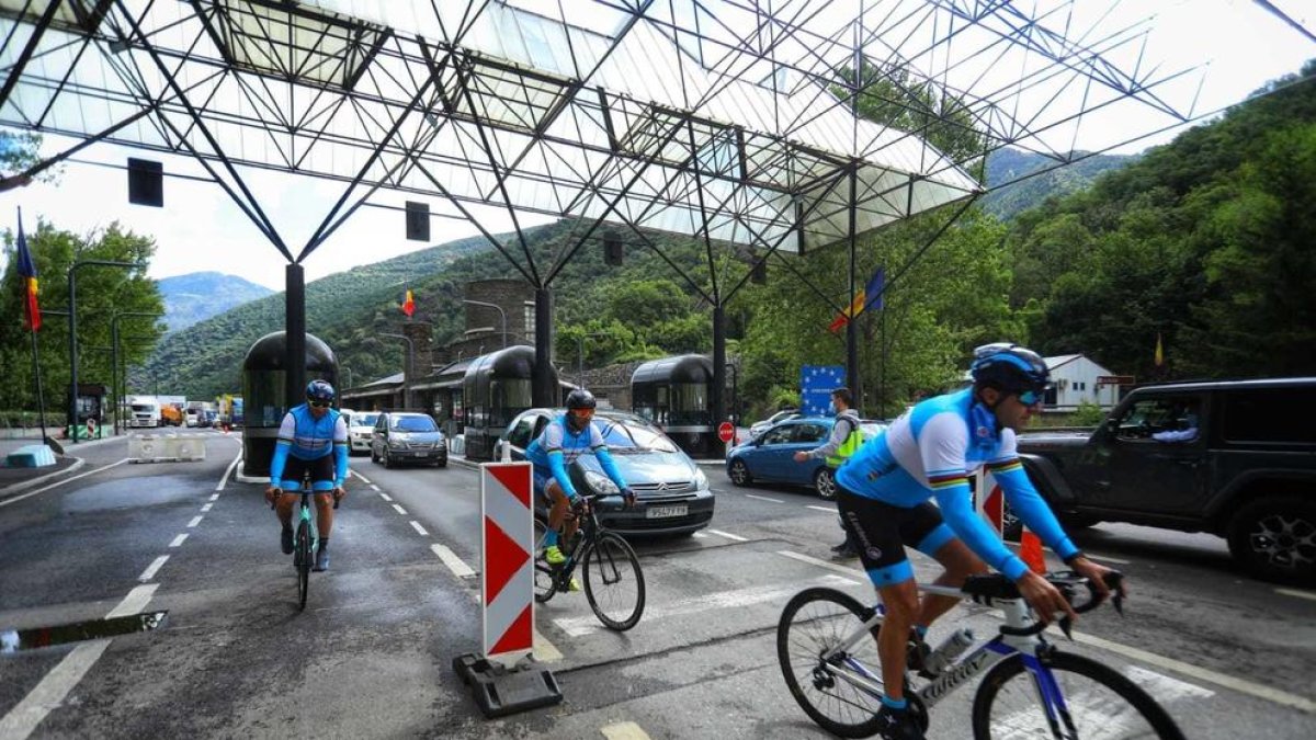 Vehicles i ciclistes passant per la frontera aquest matí