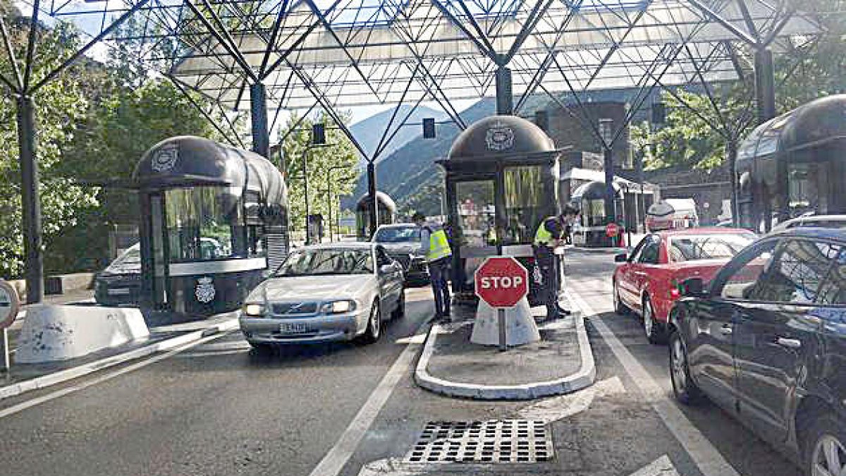 L'obertura de la frontera i el tancament dels bars, als set tuits