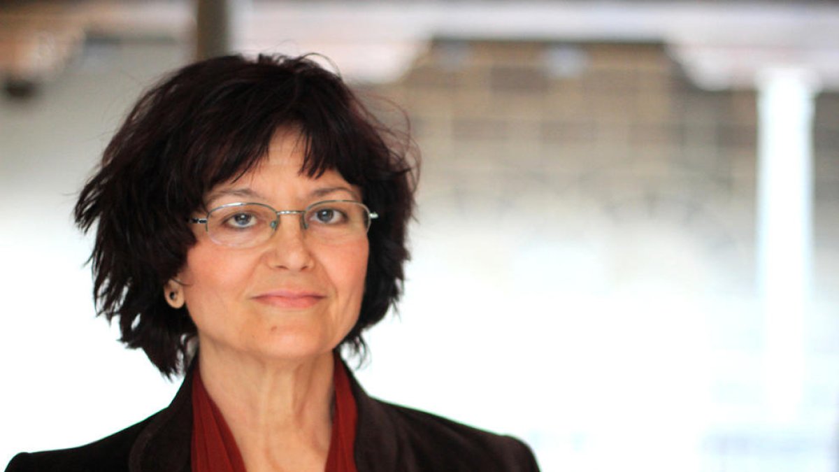 La poetessa Ángeles Mora visita el María Moliner