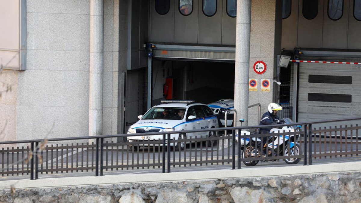 Detingut per agredir amb un tamboret l'empleada d'un bar