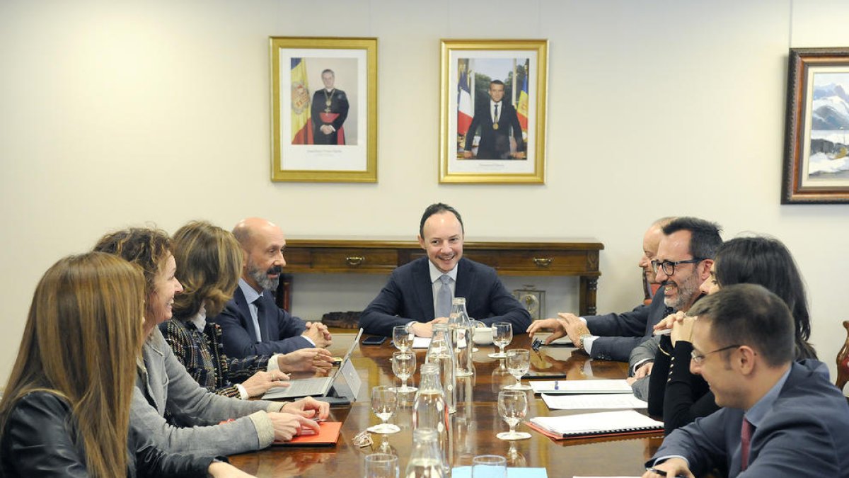 Treball interministerial per atendre els joves amb problemes de conducta i de drogues