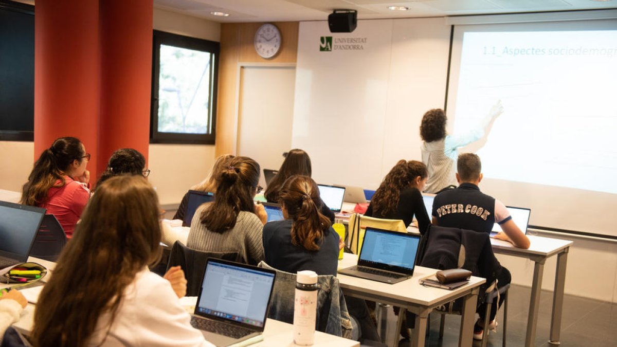 Els estudiants de batxillerat coneixeran l'UdA amb Aules Obertes