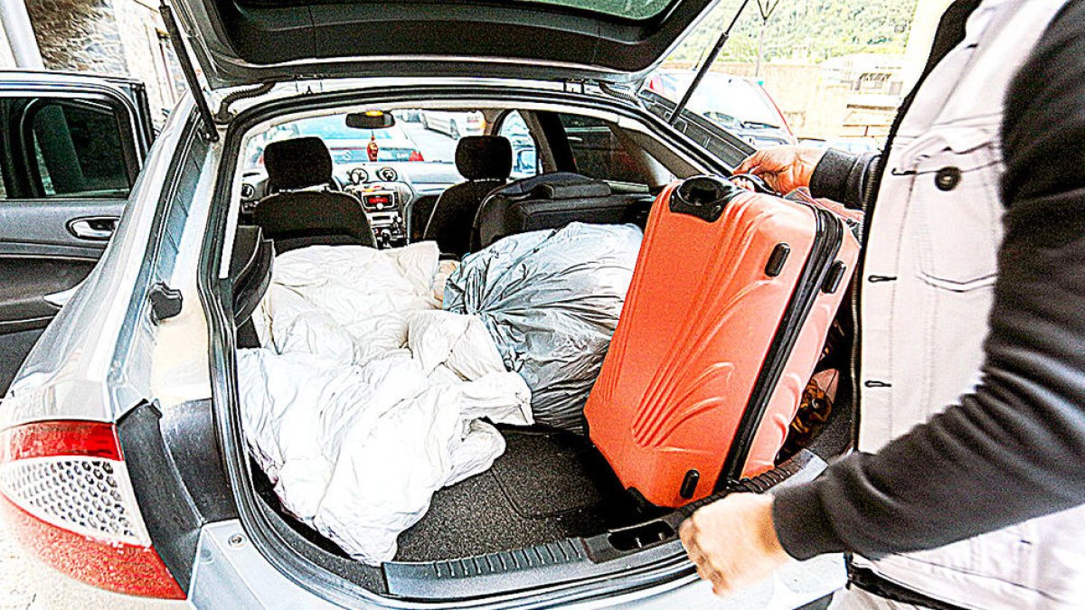 Mobilització de suport a l'home que dorm al cotxe per falta de diners