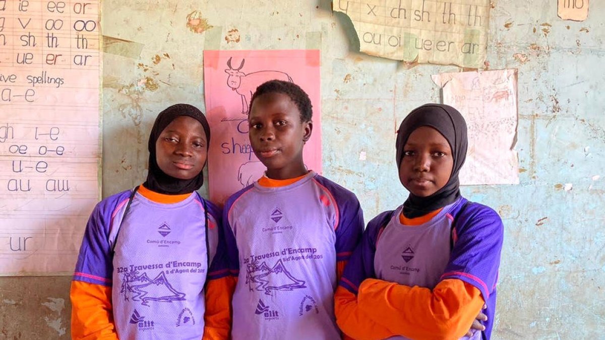 La fundació Kaliju Jammeh du material a nens de Gàmbia