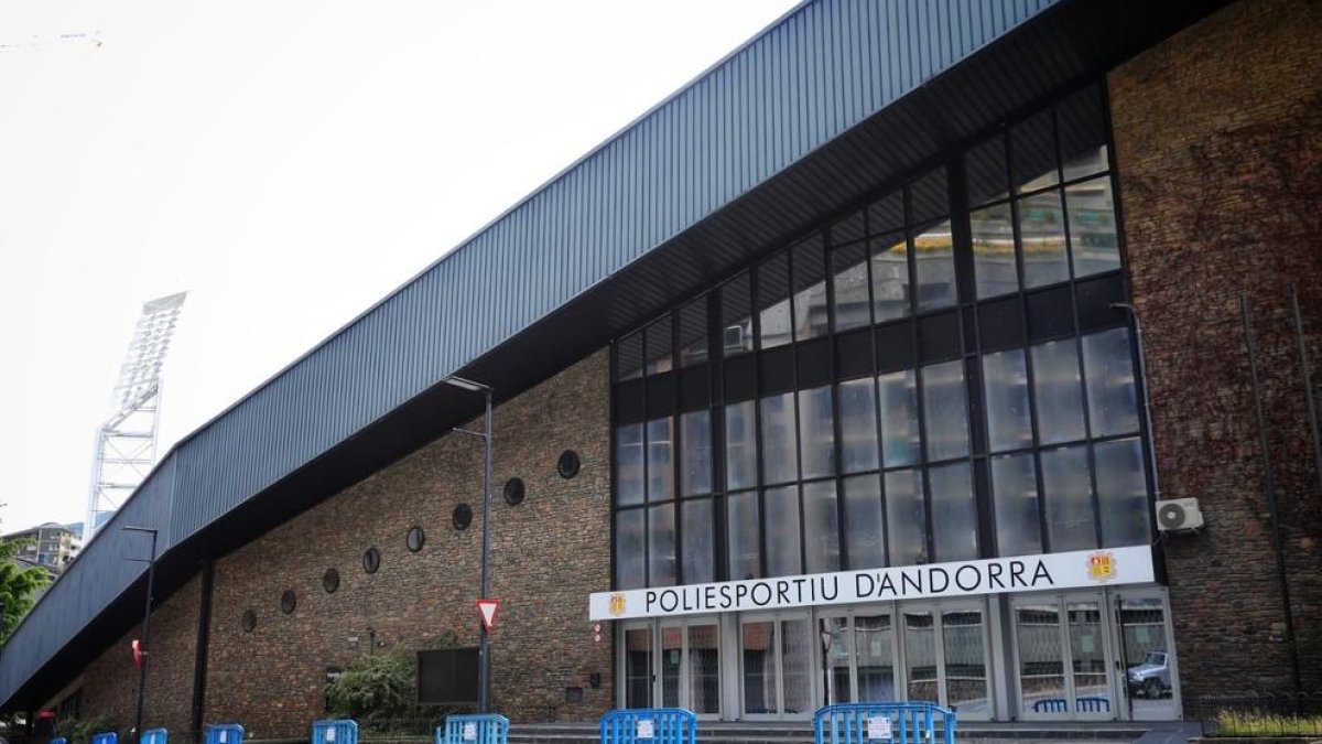 Senyalització davant del Poliesportiu per les obres de la xarxa de calor