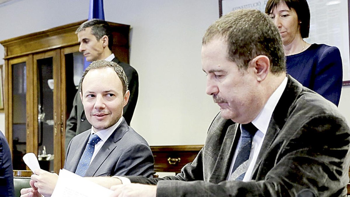 Govern cessa Josep Estañol de les funcions de notari