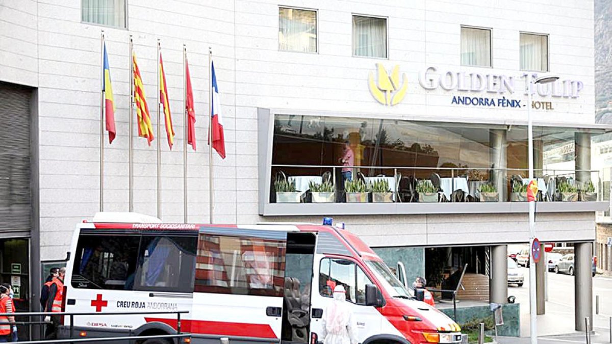 Un sanitari de l'hotel Fènix dona positiu i encén les alarmes