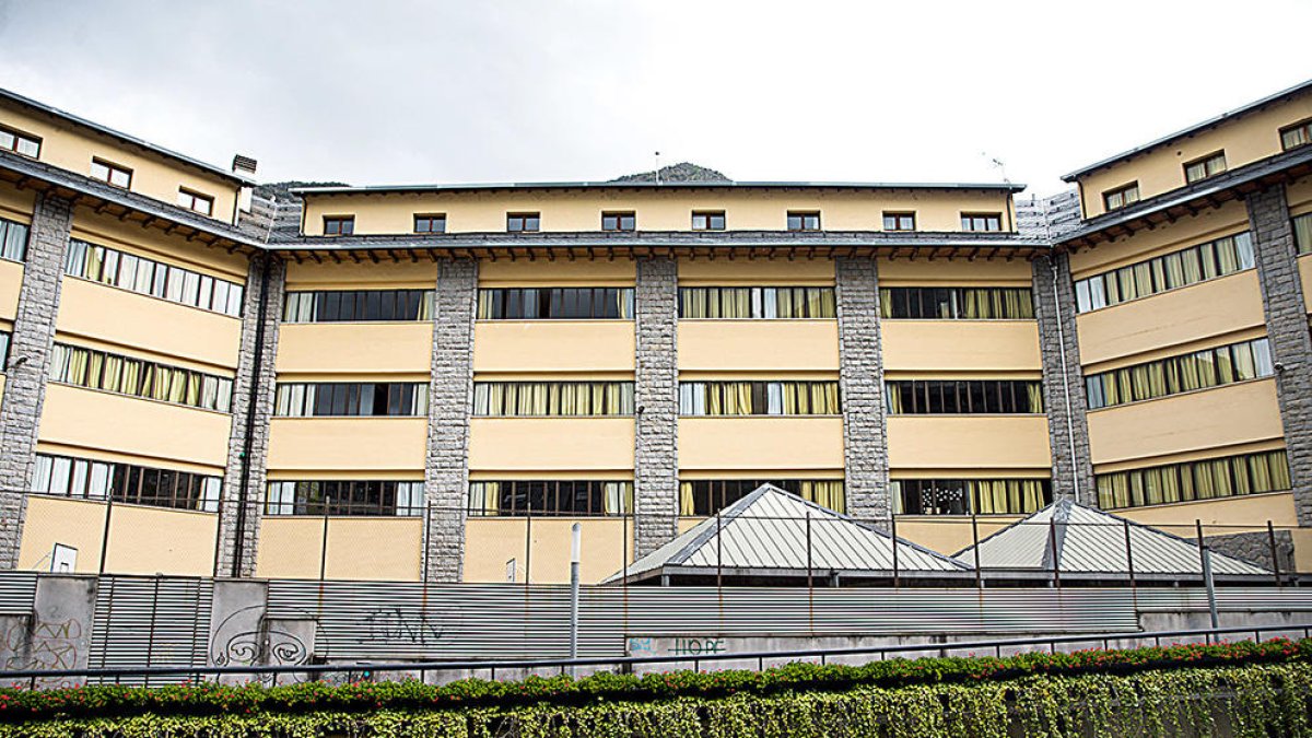 Entren a l'escola Sagrada Família i roben ordinadors