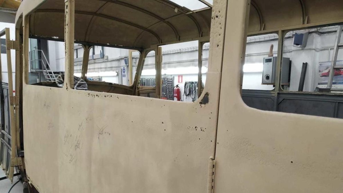 La comissió de Vehicles Antics i tècnics de Patrimoni Cultural visiten el Dodge Fargo