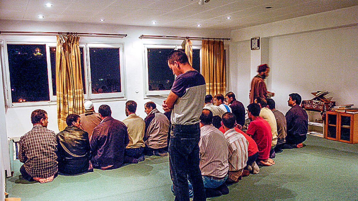 Uns homes musulmans resant durant el Ramadà.