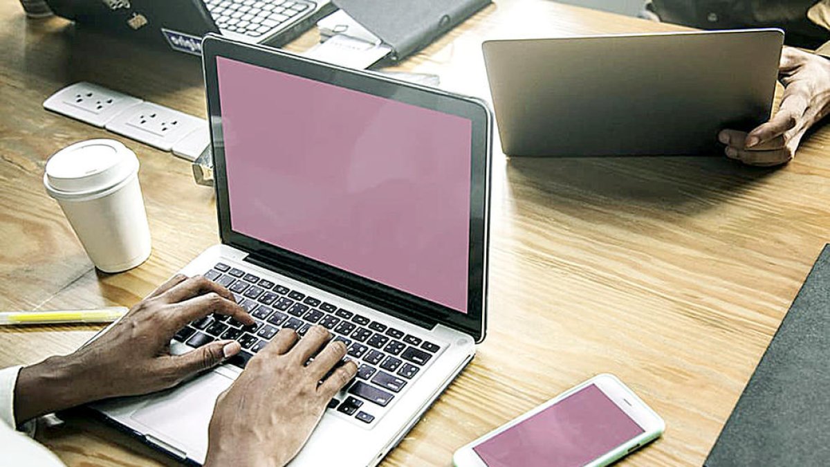 Educació fa cursos de treball en línia per a docents i famílies