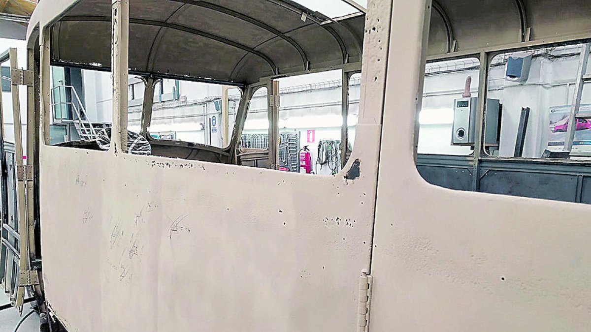 Els tècnics del departament de Patrimoni avaluen els treballs de restauració del Dodge Fargo