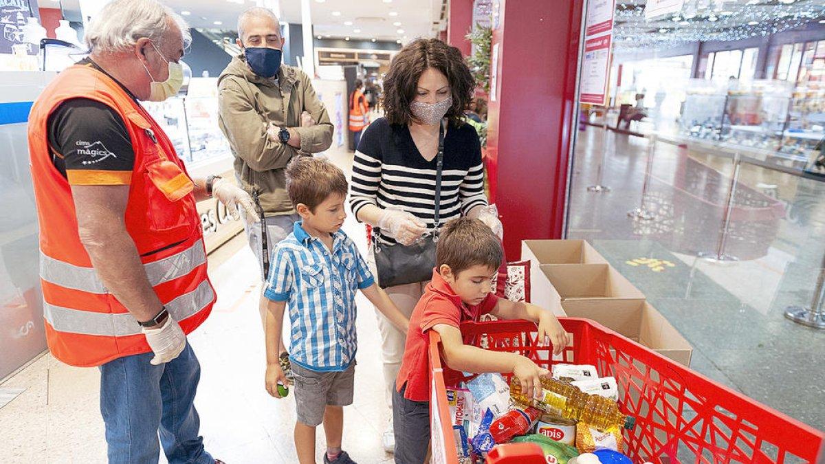La recollida d'aliments de la Ceu Roja supera les previsions