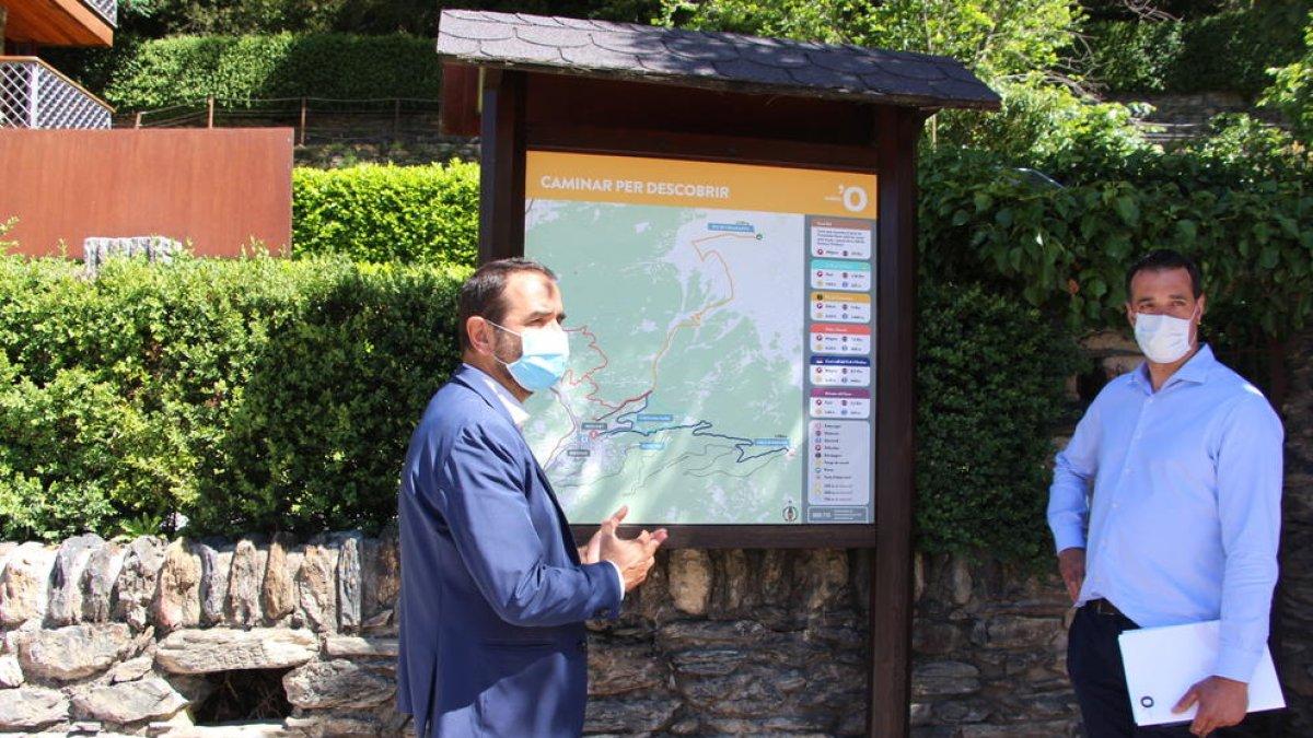 Els consellers Jordi Serracanta i Eduard Betriu, en la presentació del projecte 'Caminar per descobrir' d'avui