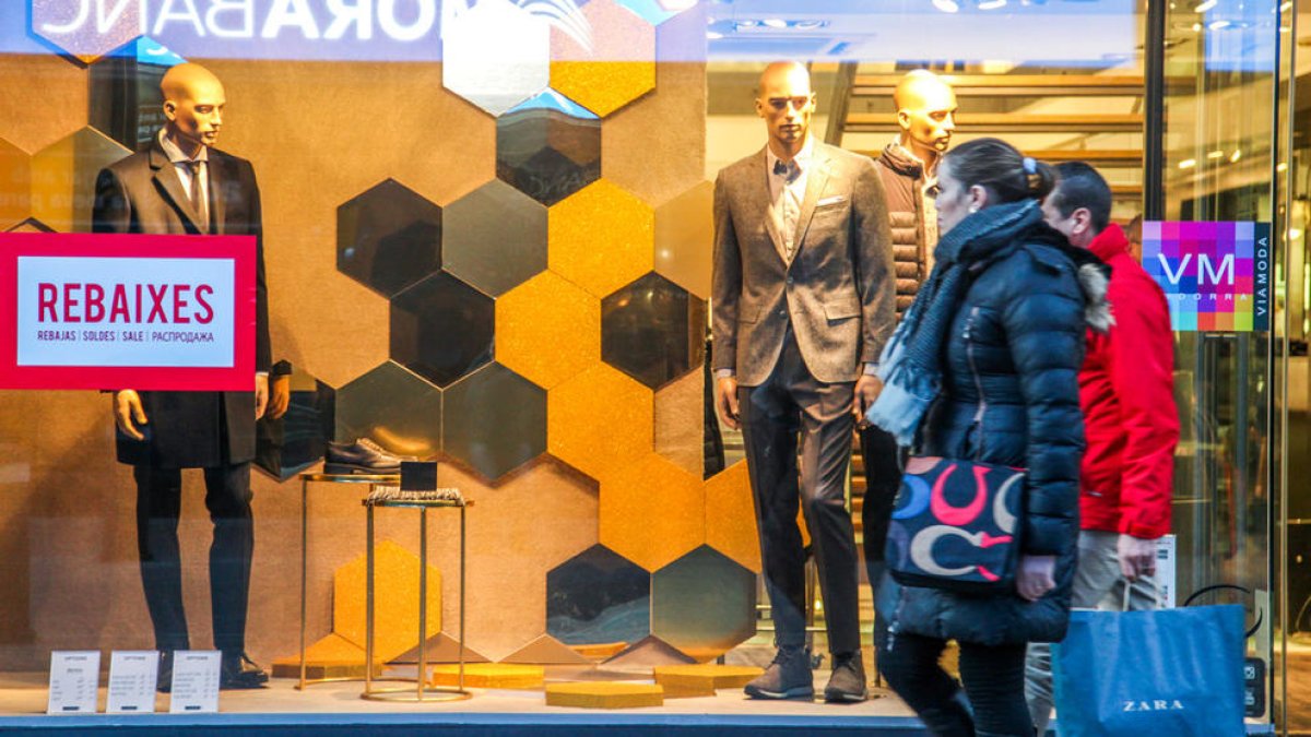 Els comerços han d'informar des d'avui dels preus als aparadors