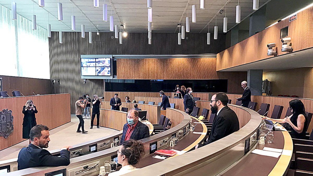 Piqué es blinda contra les retallades salarials