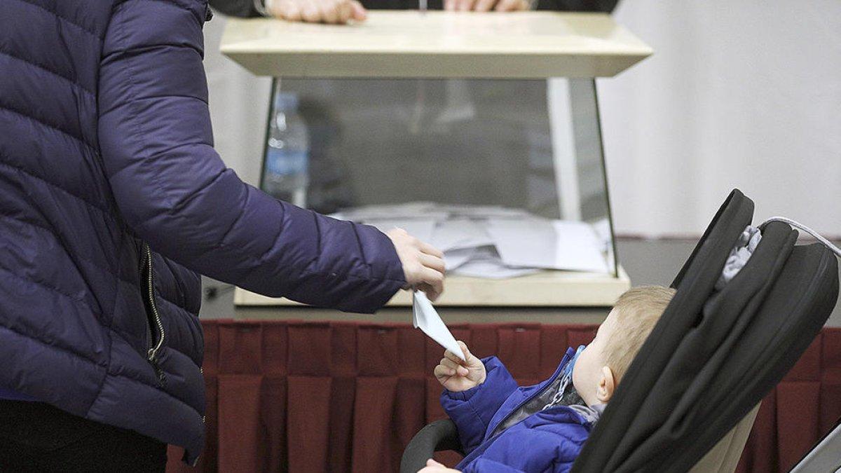 L'Institut d'Estudis Andorrans fa un treball de camp de l'enquesta d'opinió política