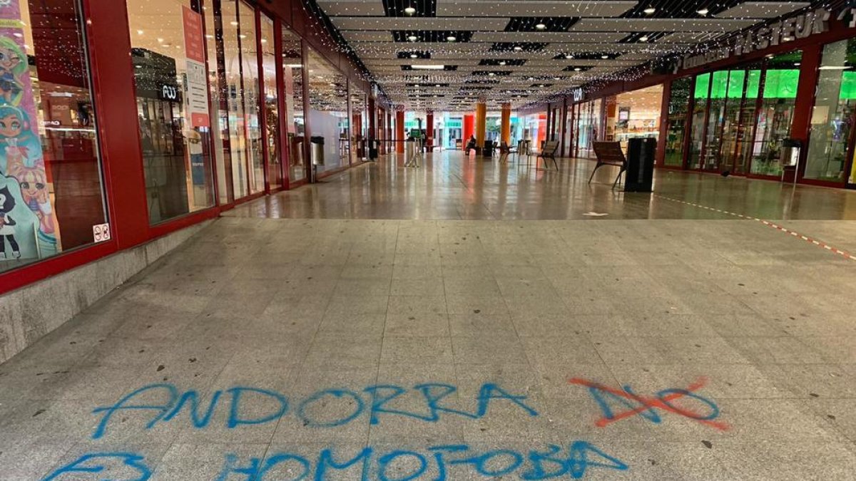 Pintada contra l'homofòbia