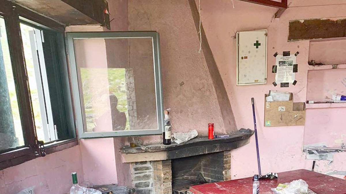 Denuncien la brutícia i el mal estat en què els usuaris deixen el refugi de l'Angonella