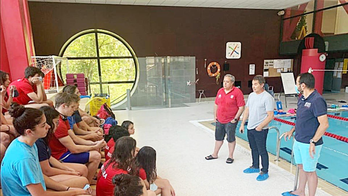 Clotet encoratja els equips de natació i d'artística