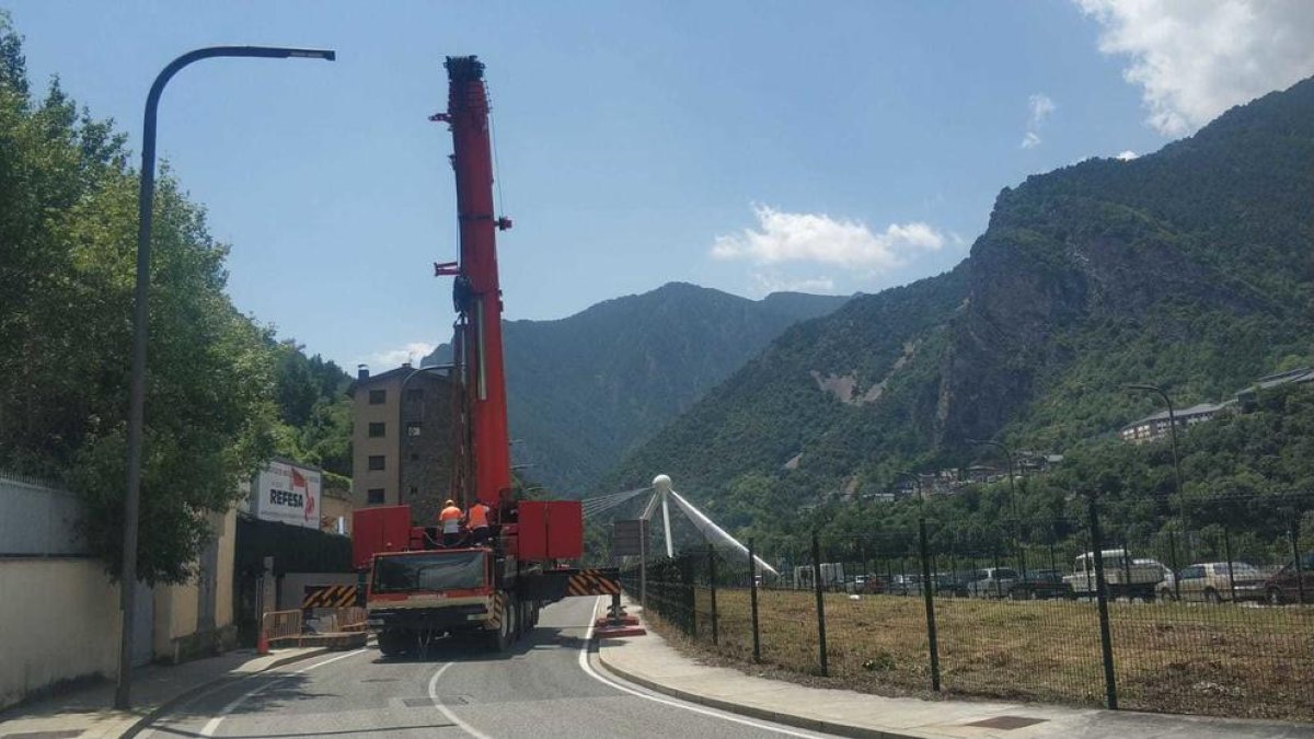 Grua al vial del Pobladó