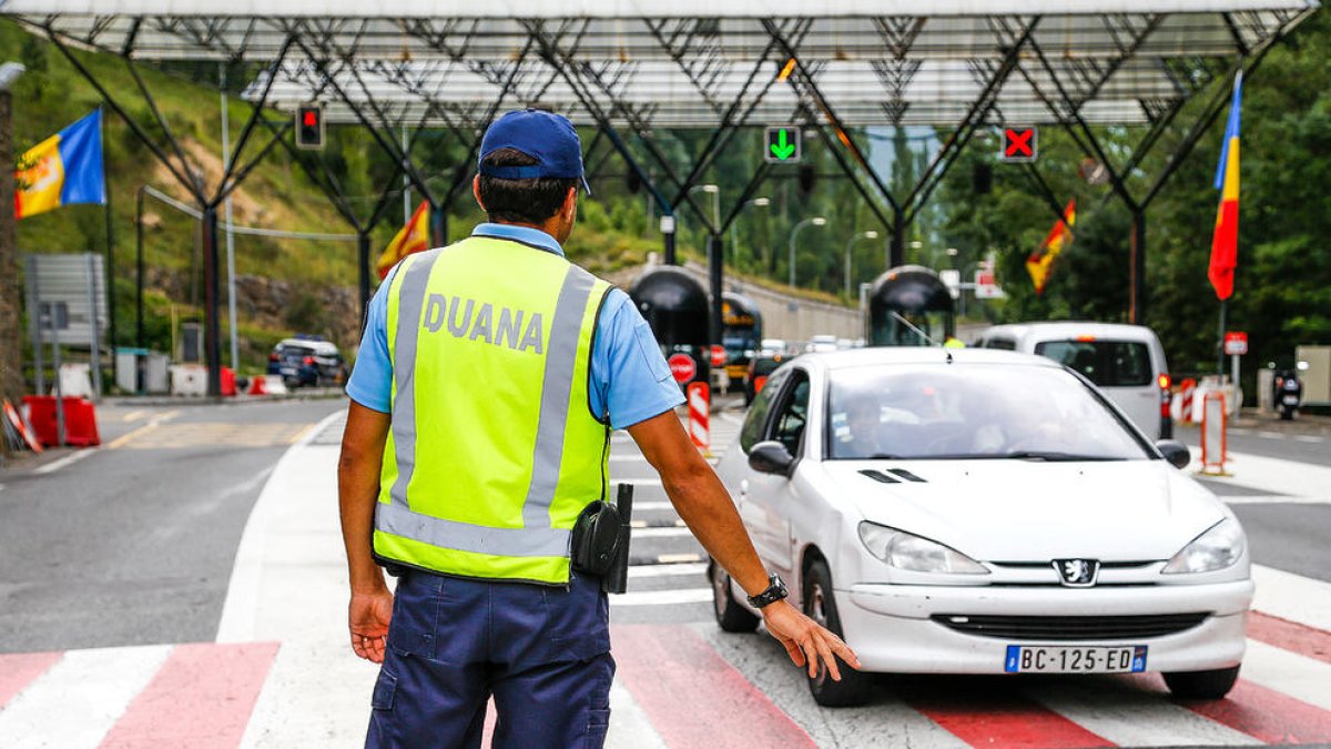 Tots els agents del cos de duana duran arma de foc abans que acabi l'any