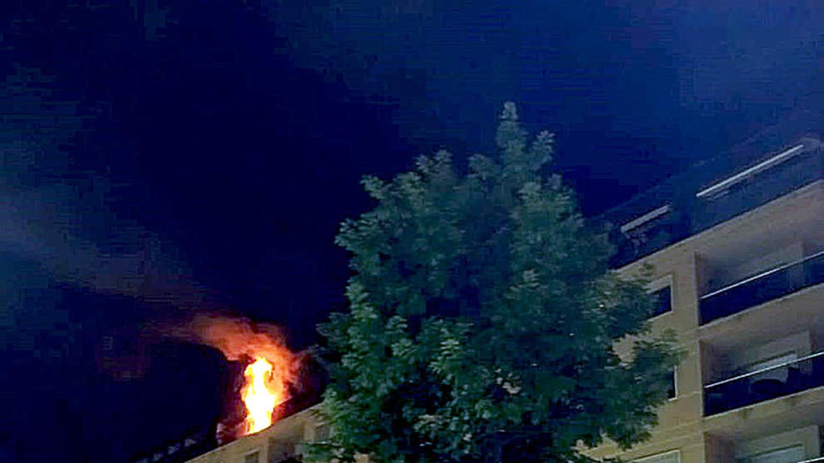 L'home ingressat per l'incendi es troba crític a l'UCI