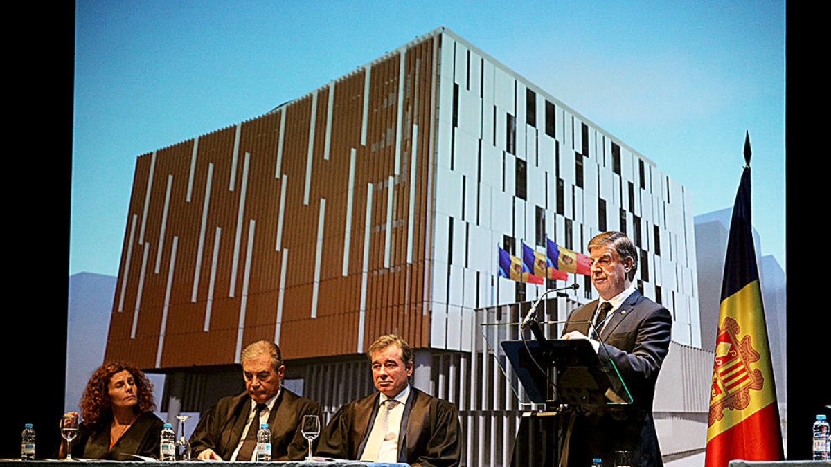 La bretxa entre els batlles i el Consell Superior s'amplia