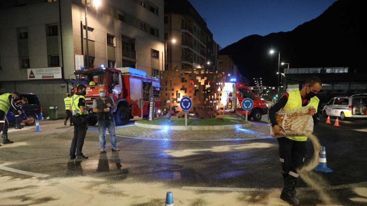 Un bus perd gasoil a la rotonda dels Marginets