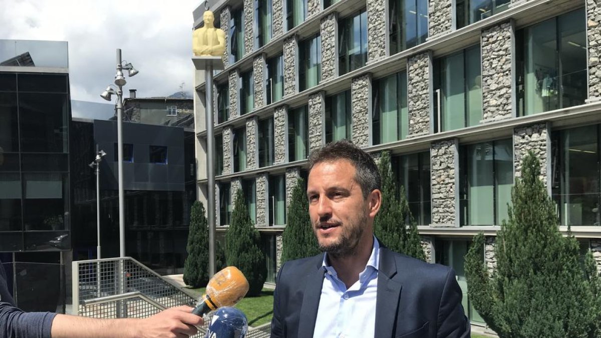 Pere López ha convocat a la premsa a la plaça Lídia Armengol