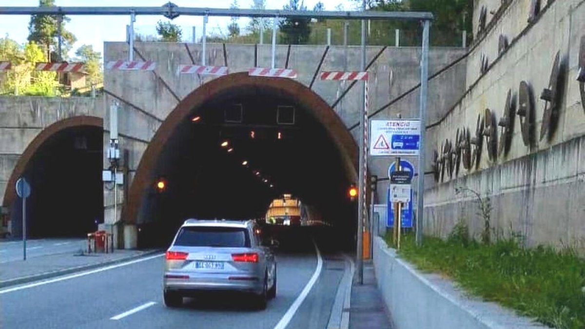 Panell lumínic per advertir de la presència de ciclistes al túnel de Radio Andorra