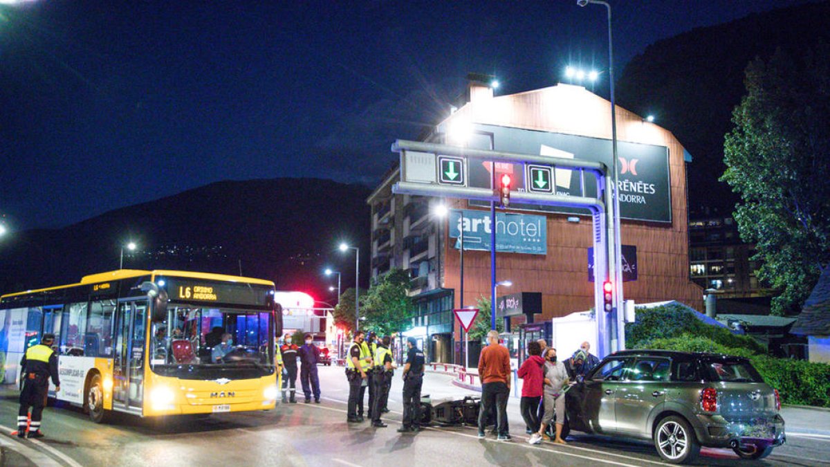 La policia deté un home per conduir ebri després de patir un accident