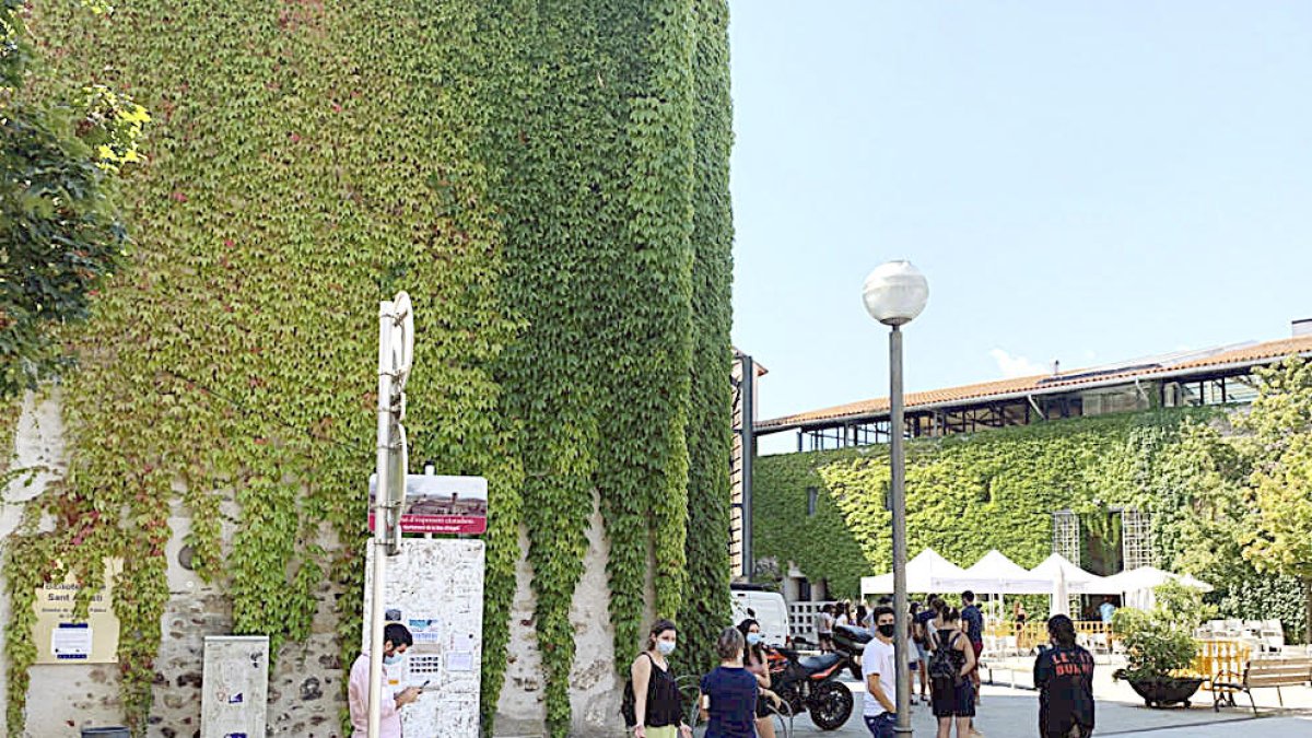 Un persona que estava en aïllament a casa, ingressada a la Seu