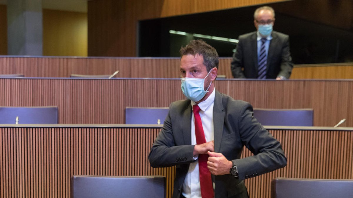 El president del grup del PS, Pere López, en el debat sobre l'adhesió a l'FMI