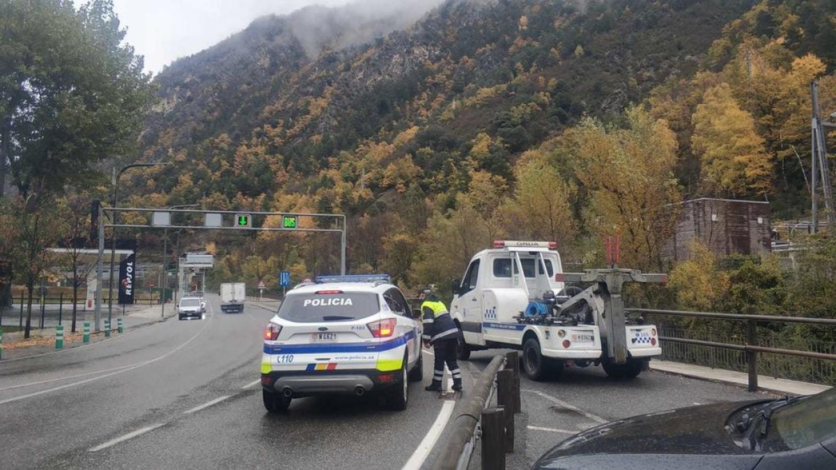Un ferit lleu en un xoc a la rotonda de la Margineda
