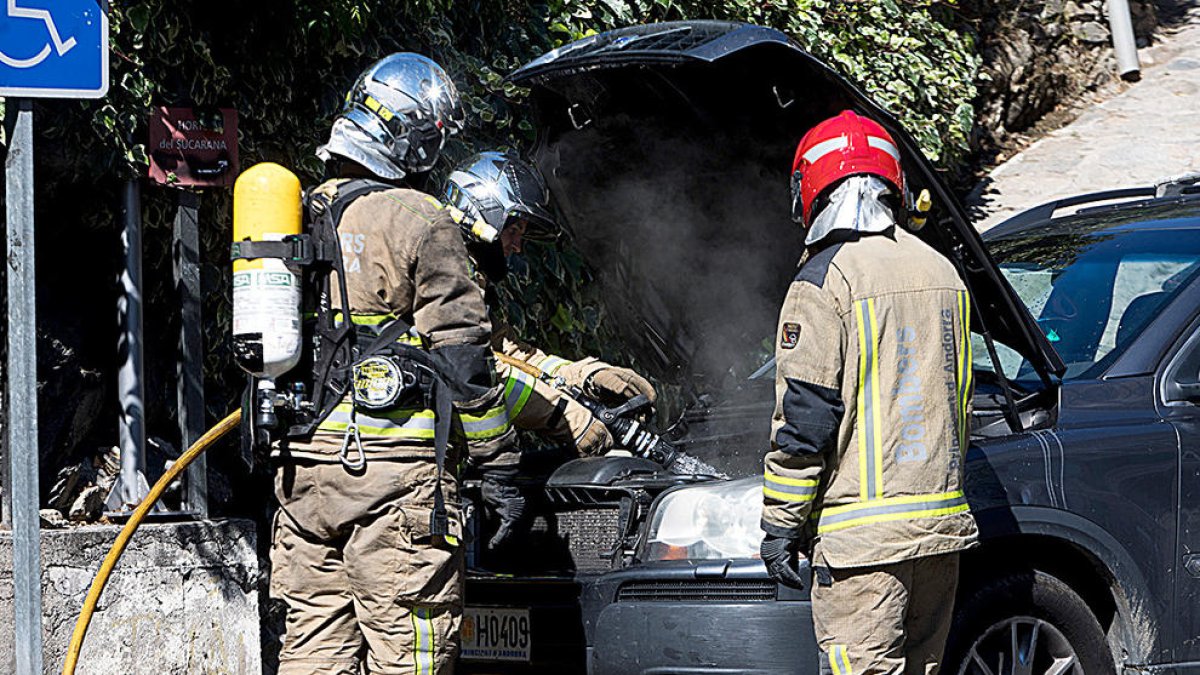 Incendi d'un cotxe a l'avinguda del Pessebre