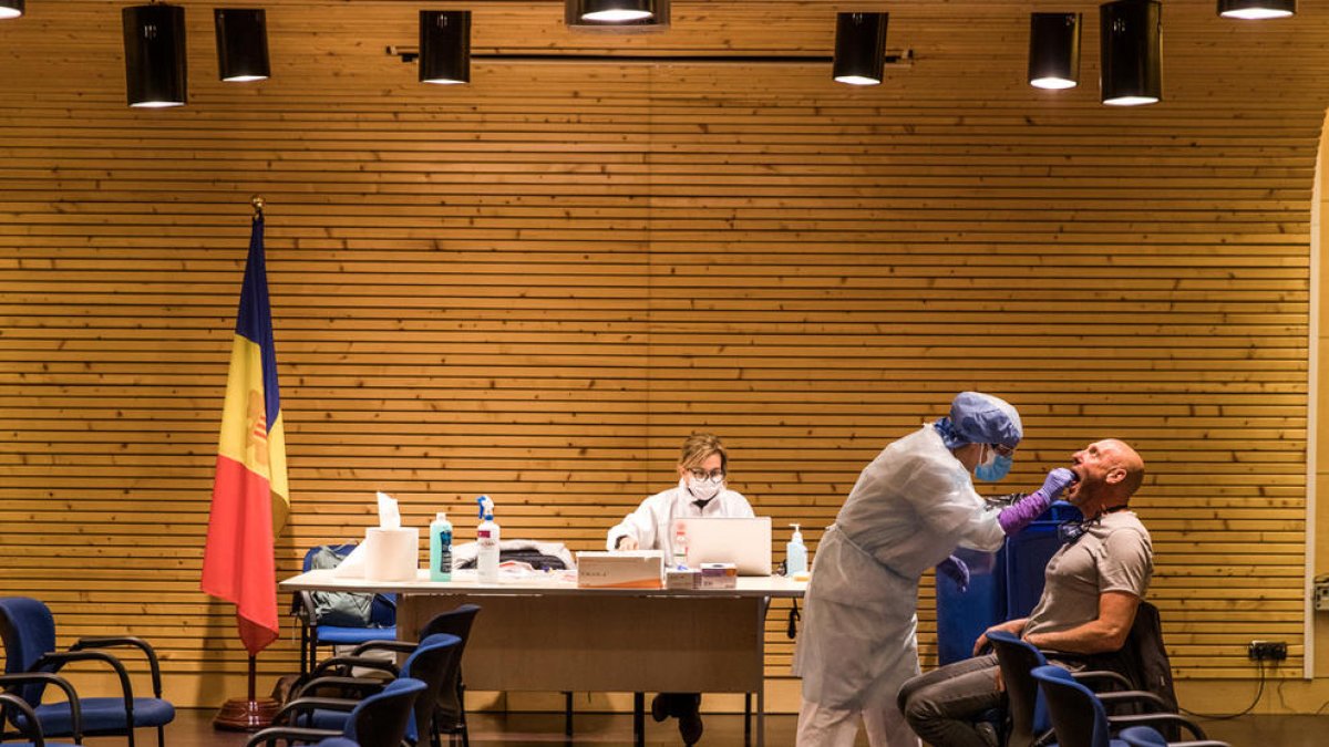 Govern planteja fer tests als turistes abans de marxar