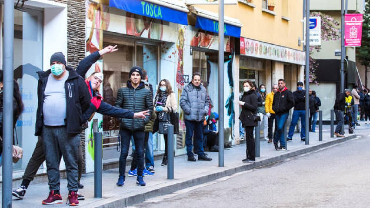 Correos de la capital atén 63.000 clients en nou mesos