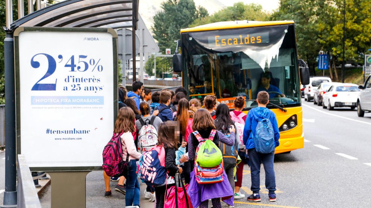 Petició perquè s'aixequi la limitació del 50% d'aforament 
als autobusos