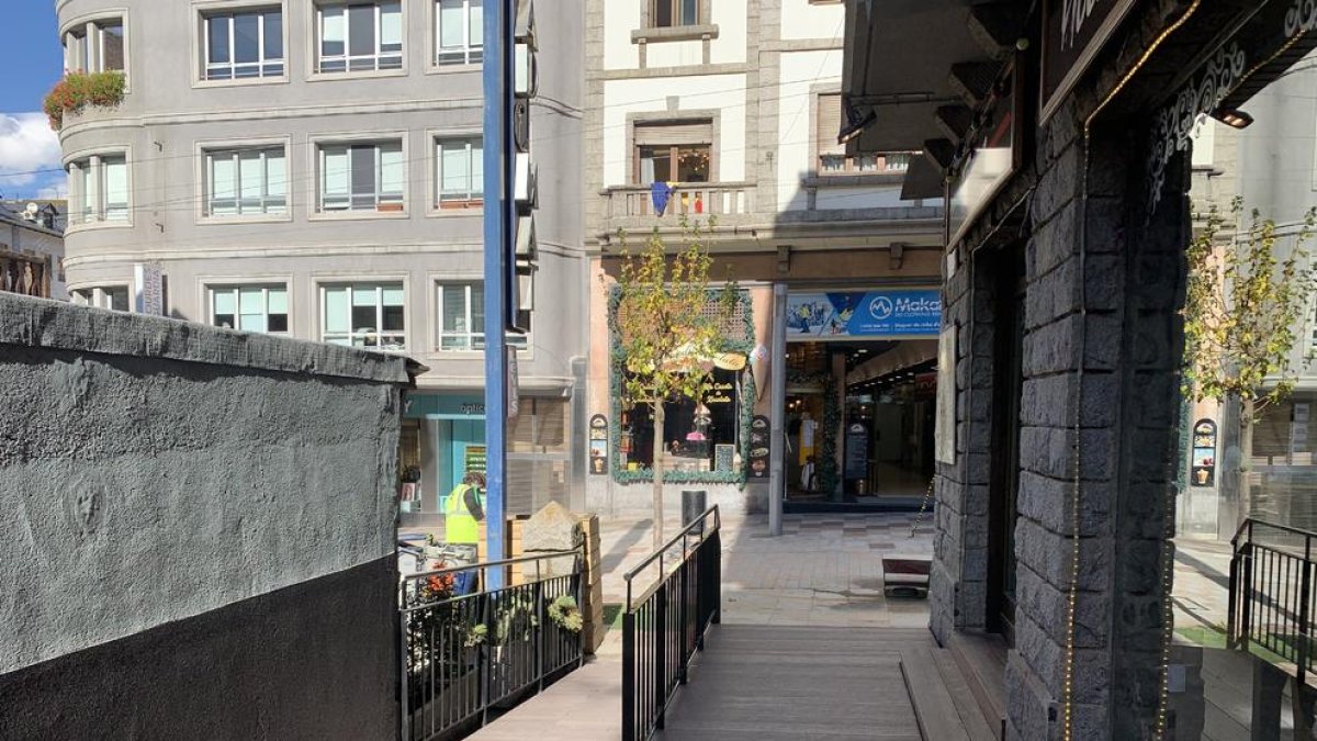 Escaldes obre el passatge de Carlemany al Fener