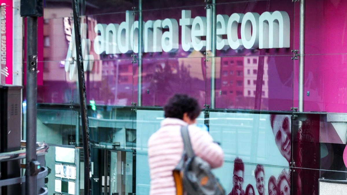 Els beneficiaris d'ajuts socials tenen garantit el servei de llum i telèfon