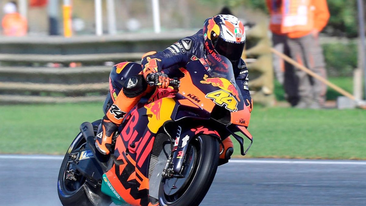 Pol Espargaró sorprèn sobre mullat i es fa amb la 'pole'