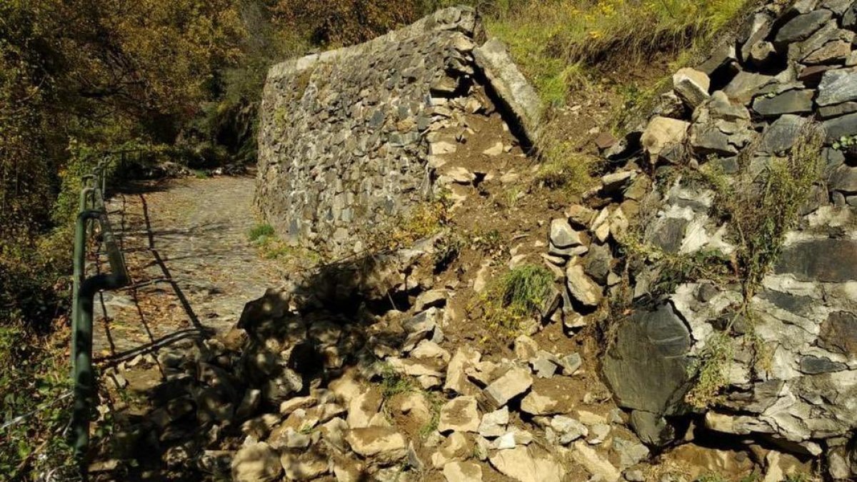 Despreniment d'un mur al camí de l'església de Sant Jaume