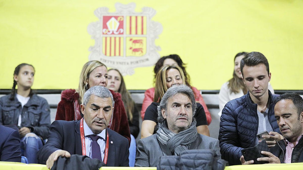 L'executiu suprimeix les llicències per a no residents